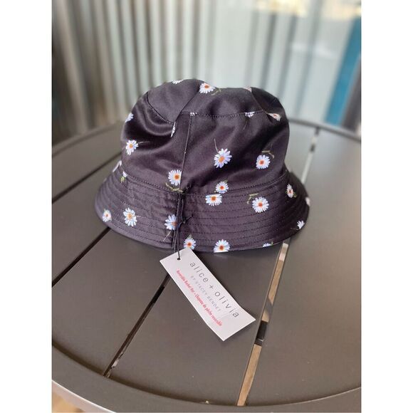 NWT Alex + Olivia Daisy Print Reversible Bucket Hat Black / White One Size - Picture 10 of 10